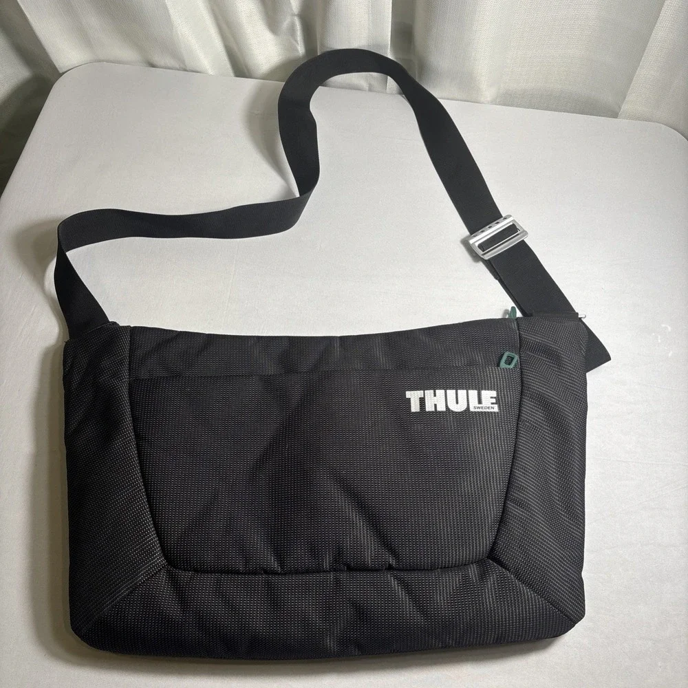 THULE Sweden Messenger Bag + Laptop Sleeve 15